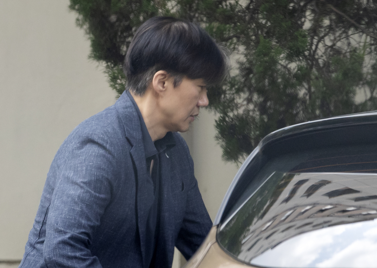 조국 법무부 장관 후보자가 18일 오전 서울 서초구 방배동 자택을 나서고 있다. 연합뉴스
