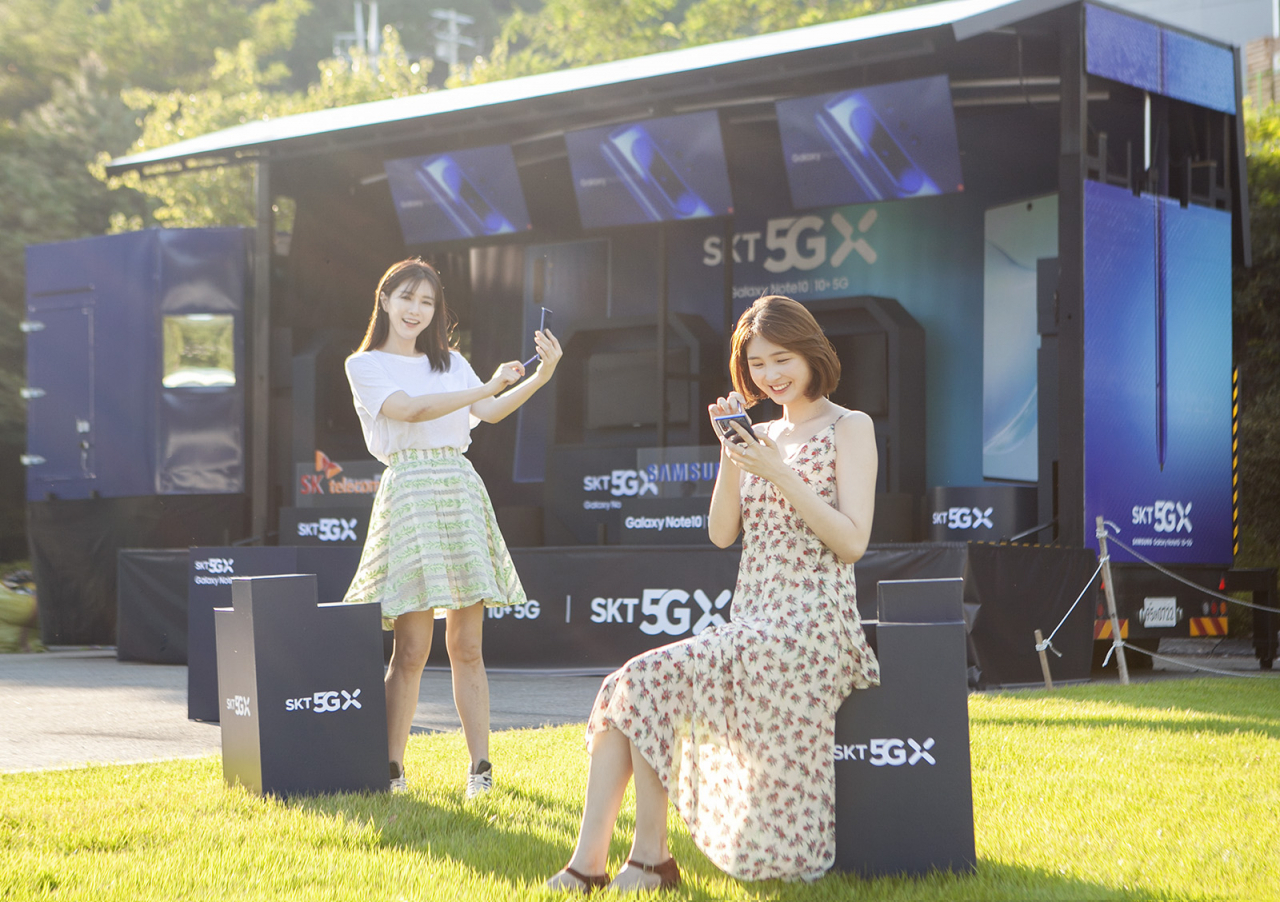 SK텔레콤의 단독 출시 모델인 아우라 블루 색상의 '갤럭시 노트 10'을 체험할 수 있는 '블루 트레일러'가 전국 주요 도시를 방문한다. 모델들이 블루 트레일러를 배경으로 포즈를 취하고 있다 [SKT 제공]