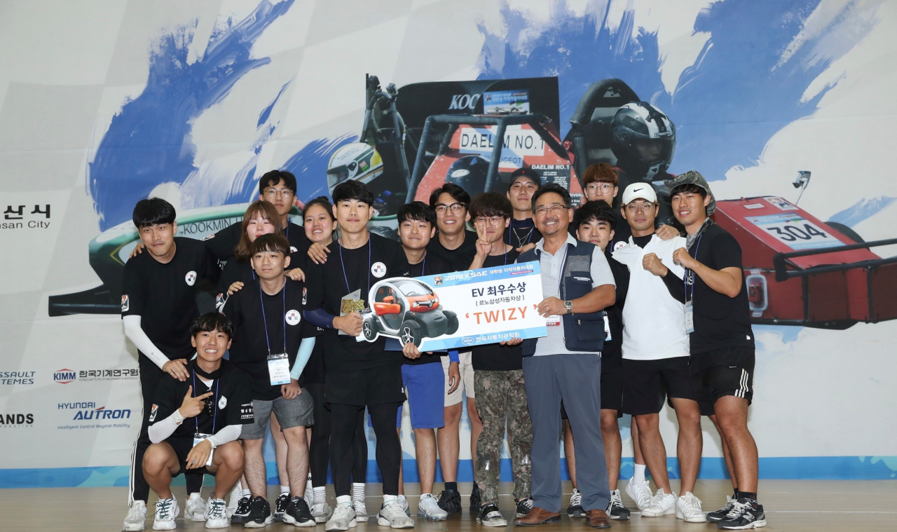 EV 부문 최우수상을 차지한 서울과학기술대학교 MIP팀이 권상순 연구소장으로부터 트위지를 수여받고 있다. [르노삼성자동차 제공]