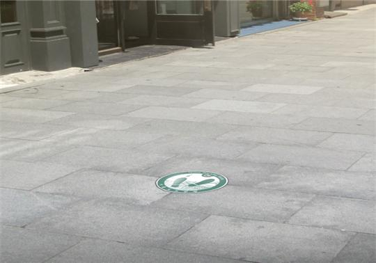 양녕로 순례길 구간에 설치된 바닥안내사인 모습. [동작구 제공]