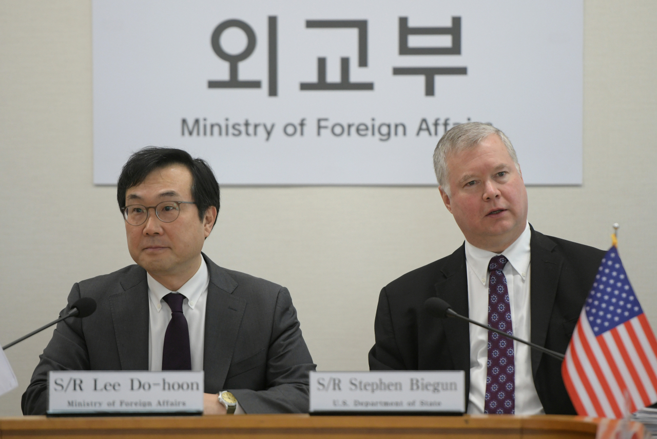 스티븐비건 미국 국무부 대북특별대표(오른쪽)와 이도훈 외교부 한반도평화교섭본부장이 지난 5월 10일 서울 도렴동 외교부 청사에서 만나 이야기를나누고 있다. [로이터]
