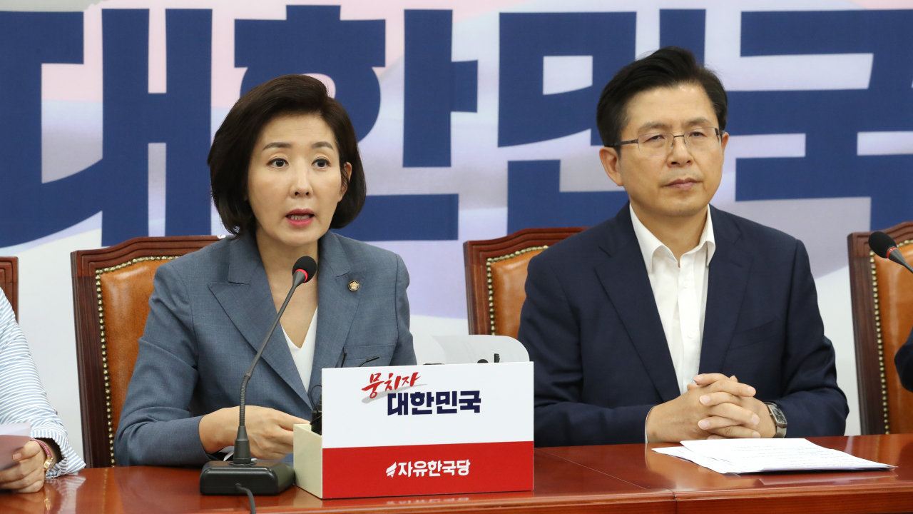 나경원 자유한국당 원내대표(왼쪽)가 19일 오전 국회에서 열린 최고위원회의에서 발언하고 있다. 오른쪽은 황교안 대표. [연합]