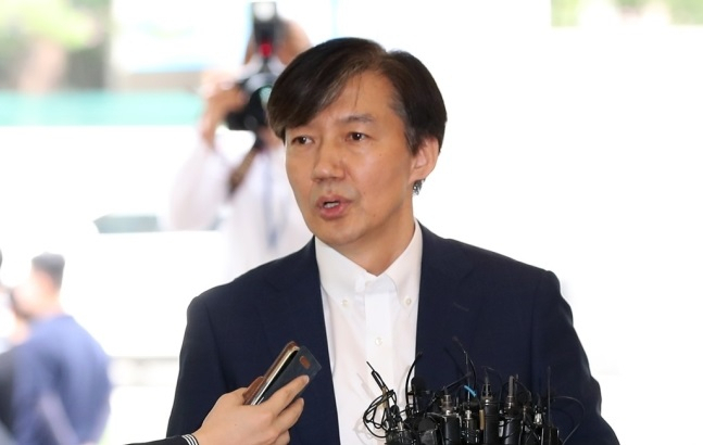 조국 법무부장관 후보자가 19일 서울 종로구의 사무실로 출근하는 길에 취재진의 질문에 답하고 있다.[연합]