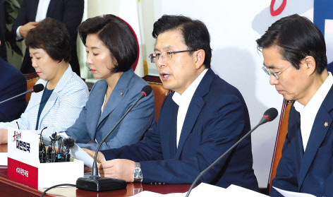 자유한국당 황교안 대표(오른쪽)가 19일 오전 국회에서 열린 최고위원회의에서 발언하고 있다. [연합]