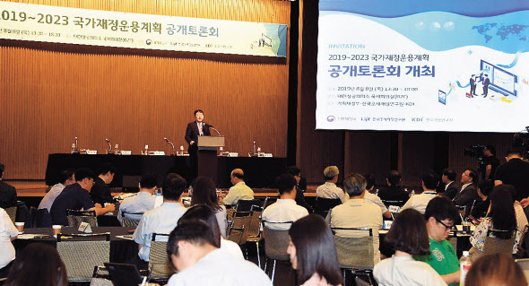 경제활력과 일자리·복지 예산 이외에 일본 수출규제 대응 등을 위한 정부의 재정확대가 강화되면서 내년 예산이 사상 처음 510조원에 이를 전망이나, 세수가 부진해 재정적자와 국가부채도 크게 늘어날 것으로 보인다. 구윤철 기획재정부 차관이 지난 8일 서울 중구 대한상공회의소에서 열린 ‘2019-2023 국가재정운용계획 공개토론회’에 참석해 축사를 하고 있다.
[기획재정부 제공]