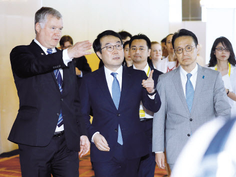 아세안지역안보포럼(ARF)을 계기로 태국을 찾은 한미일 북핵 수석대표들이 지난 2일 오전(현지시간) 방콕 센타라 그랜드호텔에 마련된 미디어센터에 들어서고 있다. 앞줄 왼쪽부터 스티븐 비건 미 국무부 대북정책특별대표, 이도훈 한반도평화교섭본부장, 가나스기 겐지 일본 외무성 아시아대양주국장. [연합]
