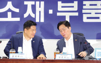 성윤모 산업통상자원부 장관(오른쪽)이 19일 오전 국회 의원회관에서 열린 ‘소재·부품·장비자립 특별위원회’ 전체회의에 참석해 소재부품장비인력발전 특위 간사를 맡고있는 홍이락 의원과 대화하고 있다. [연합]