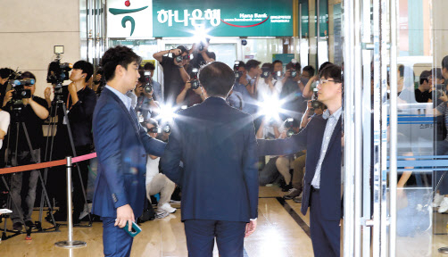 조국 법무부 장관 후보자가 19일 오전 인사청문회 준비 사무실이 마련된 서울 종로구의 한 건물로 출근해 취재진의 질문에 답하고 있다. [연합]