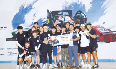 EV 부문 최우수상을 차지한 서울과학기술대학교 MIP팀과 권상순 연구소장 [르노삼성자동차 제공]