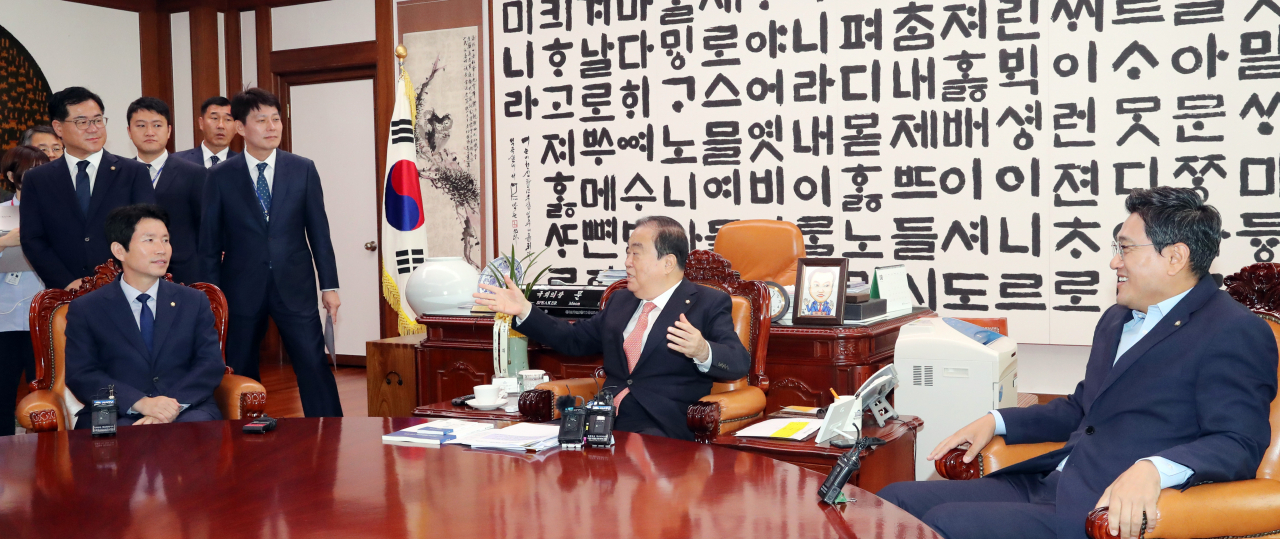 19일 국회의장실에서 열린 문희상 국회의장과 여야 3당 교섭단체 원내대표 회동에서 더불어민주당 이인영 원내대표(왼쪽부터), 문 의장, 바른미래당 오신환 원내대표가 대화를 하고 있다. [연합]