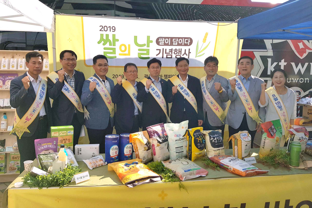 김원석 농협 농업경제대표이사(왼쪽에서 4번째)와 이재욱 농식품부 차관(왼쪽에서 5번째)이 18일 광주 기아챔피언스필드(KIA-KT전)에서 열린 ‘쌀의 날’ 행사에서 관계자들과 기념촬영을 하고 있다. [농협 제공]