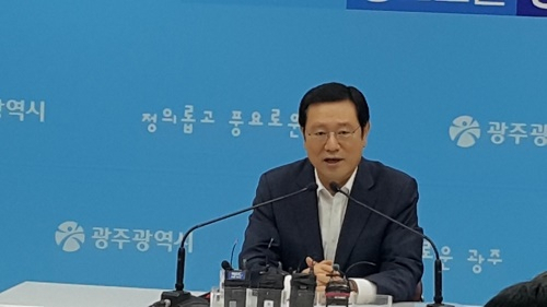 이용섭 광주광역시장이 19일 시청에서 수영대회 결산 브리핑을 하고 있다. [연합]