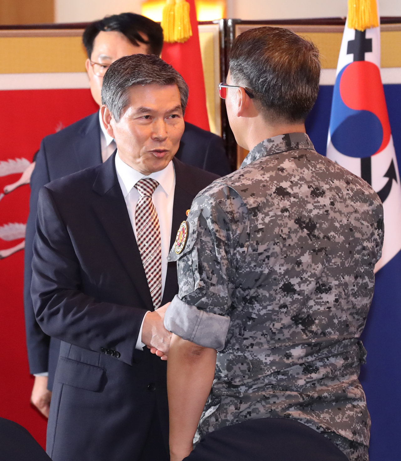 정경두 국방부 장관이 19일 서울 국방부 육군회관에서 '임무수행 유공장병·가족초청 행사'를 주관하고 있다.[연합]