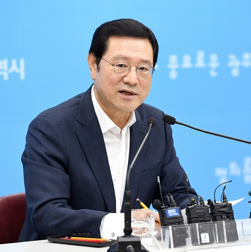 이용섭 시장이 19일 수영대회와 ‘광주형일자리’ 등 현안 브리핑을 하고 있다. [광주시]
