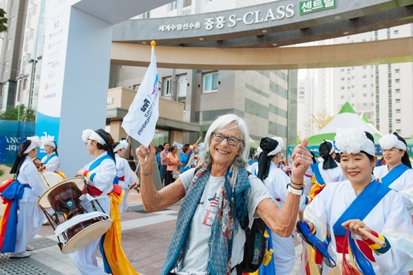 19일 광주수영대회 환송식에서 한 외국인 참가 선수가 사물놀이 리듬에 맞춰 춤을 추고 있다. [광주시]