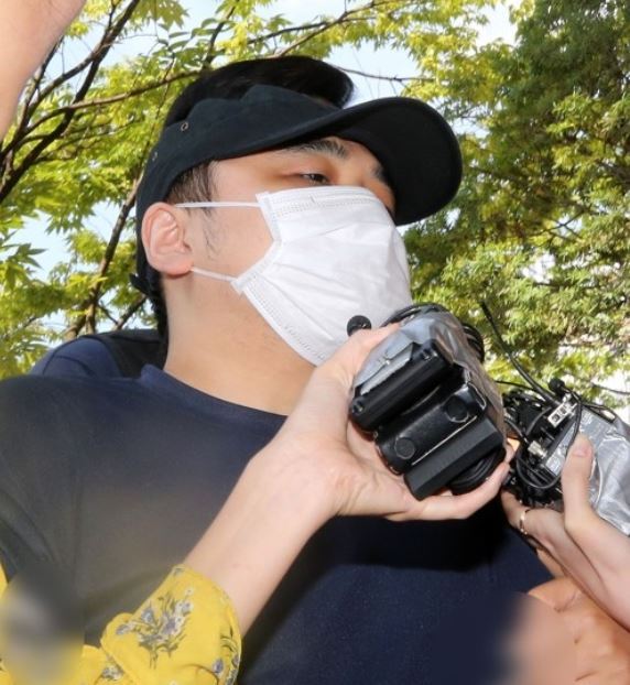 Police escort the suspect to Uijeongbu District Court for arrest warrant hearing Sunday. (Yonhap)