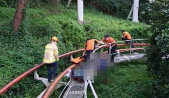 지난 16일 오후 6시 50분께 대구 이월드에서 근무자 A씨가 궤도열차 허리케인에 끼어 다리가 절단되는 사고가 발생했다. 119구조대가 A씨를 구조하고 있는 모습.[대구소방안전본부 제공]