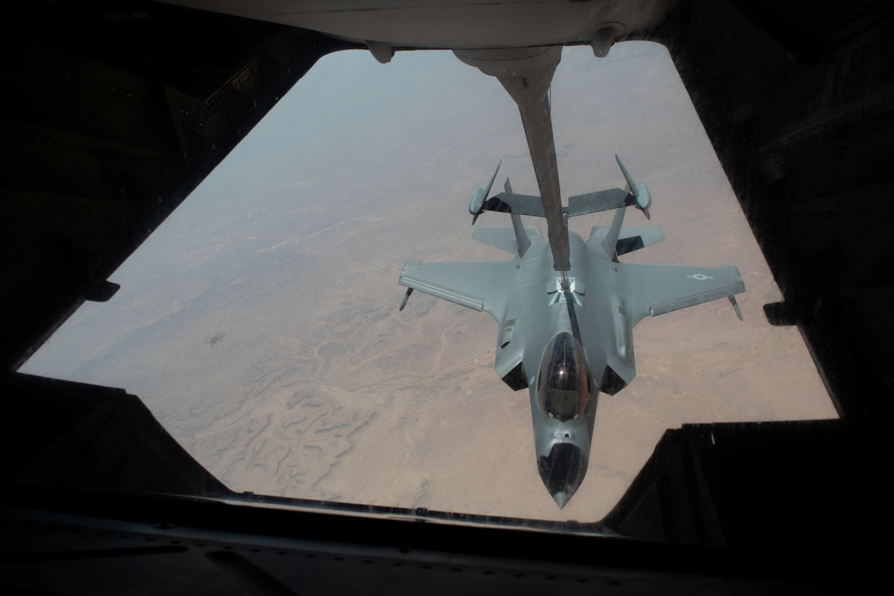 F-35 스텔스기가 공중급유를 받고 있다.[연합]