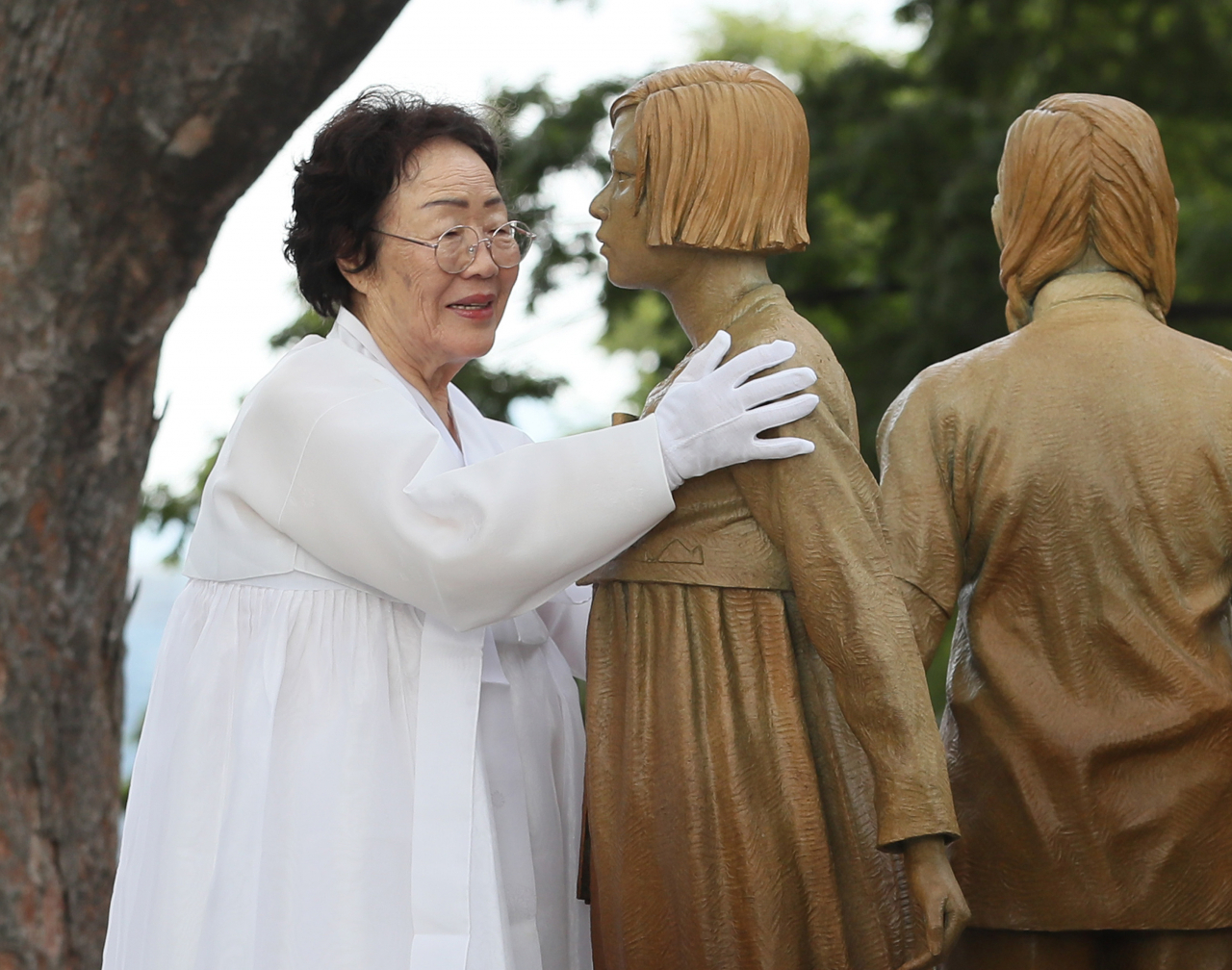 일본군 위안부 피해자 기림의 날인 지난 14일 오후 서울 중구 남산의 조선신궁터 인근에서 열린 ‘일본군 위안부 피해자 기림비’ 동상 제막식에서 이용수 할머니가 제막된 동상을 어루만지고 있다. [연합]