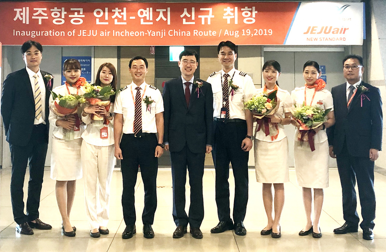 19일 인천국제공항에서 진행된 제주항공 인천~옌지 노선 신규취항식에서 제주항공 이석주 대표이사(가운데)와 임직원들이 기념촬영을 하고 있다. [제주항공 제공]