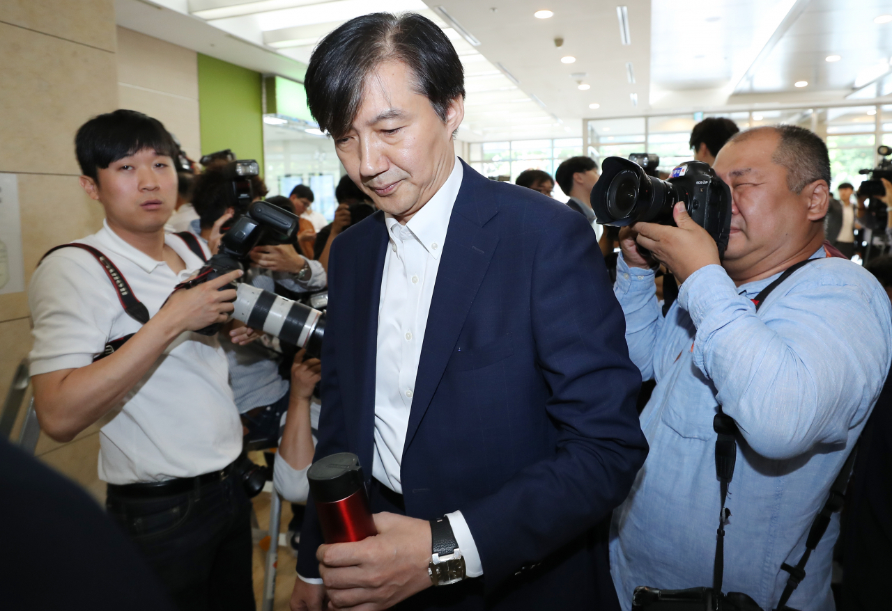 조국 법무부 장관 후보자가 19일 오전 인시청문회 준비 사무실이 마련된 서울 종로구의 건물로 출근하고 있는 모습. [연합]