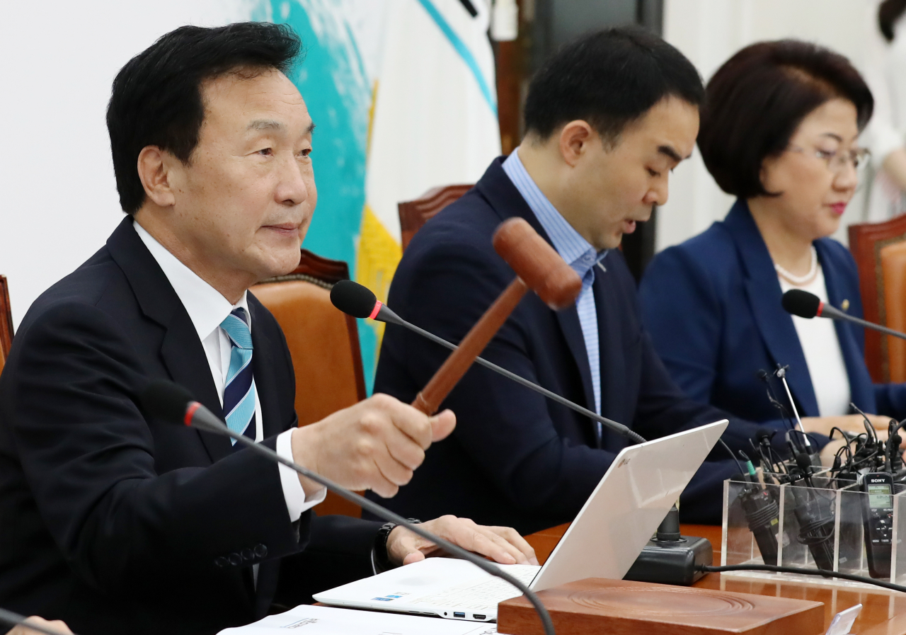 바른미래당 손학규 대표가 지난 19일 국회에서 열린 최고위원회의에서 의사봉을 두드리고 있다. [연합]