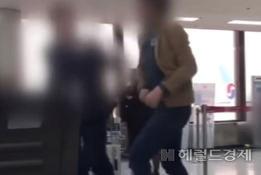 지난 3월 19일 김포공항 국제선 탑승장에서 만취 상태로 일본행 항공기에 탑승하려다 제지하는 대한항공 직원과 출동한 경찰에게까지 폭력을 휘두른 일본 후생노동성 직원이 정직 1개월의 솜방망이 징계 처분을 받은 것으로 알려졌다. [헤럴드경제DB]