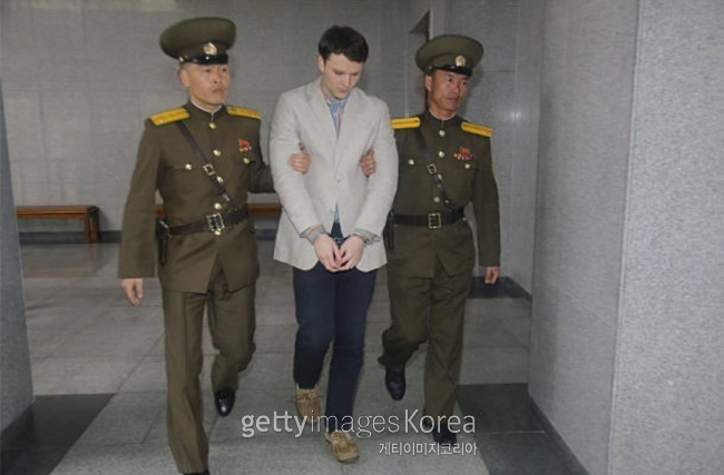 미국 국무부는 19일(현지시간) 연방 관보에 올린 공고문을 통해 오토 웜비어 사건을 계기로 지난 2017년 9월 취한 미국인의 북한 여행금지 조치를 다시 1년 연장한다고 밝혔다. 웜비어가 북한에 억류중이던 당시 법원으로 호송되던 모습. [게티이미지]