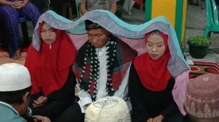 인도네시아 남성, 두 신부와 동시 결혼
(인스타그램 makassar_iinfo)