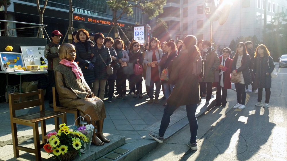지난해 진행한 인권탐방에서 구민들이 종로구 수송동에 위치한 평화의 소녀상을 관람하고 있다. [노원구 제공]