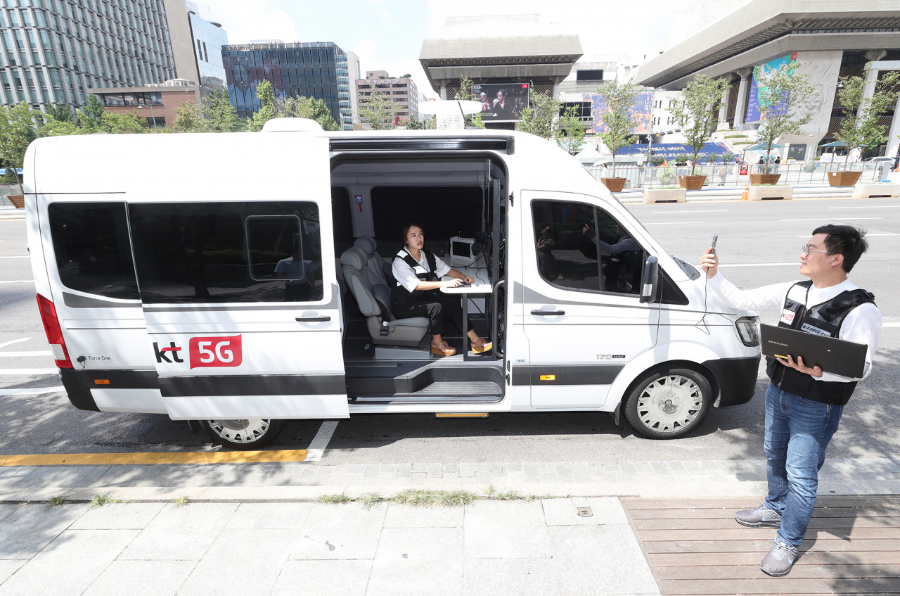 KT 네트워크부문 직원들이 5G 품질 측정 차량에서 KT 5G 네트워크 품질을 측정 및 분석하고 있다 [KT 제공]