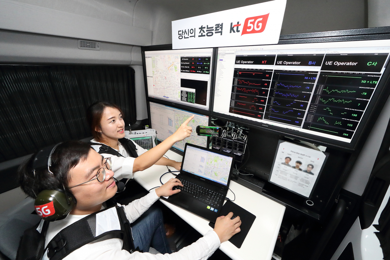 KT 네트워크부문 직원들이 5G 품질 측정 차량에서 KT 5G 네트워크 품질을 측정 및 분석하고 있다 [KT 제공]
