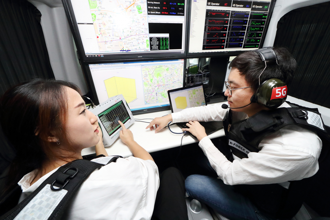 KT 네트워크부문 직원들이 5G 품질 측정 차량에서 KT 5G 네트워크 품질을 측정 및 분석하고 있다 [KT 제공]