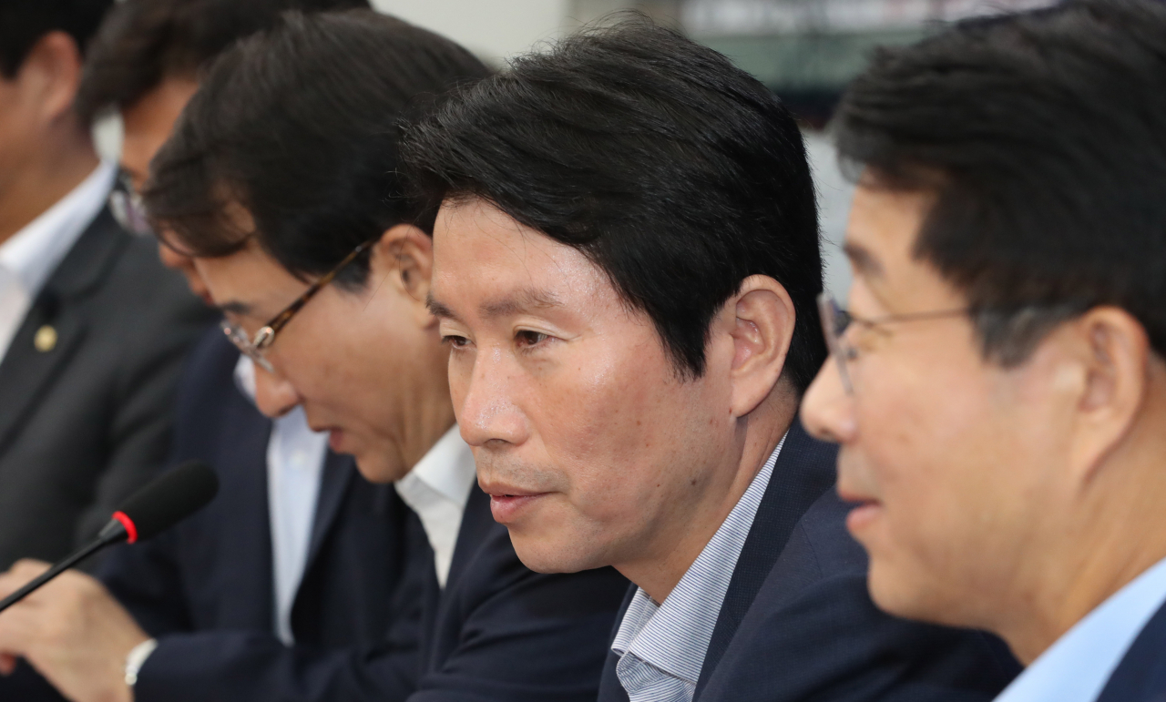 더불어민주당 이인영 원내대표가 20일 오전 국회에서 열린 원내대책회의-상임위간사단 연석회의에서 참석자들과 이야기하고 있다. [연합]
