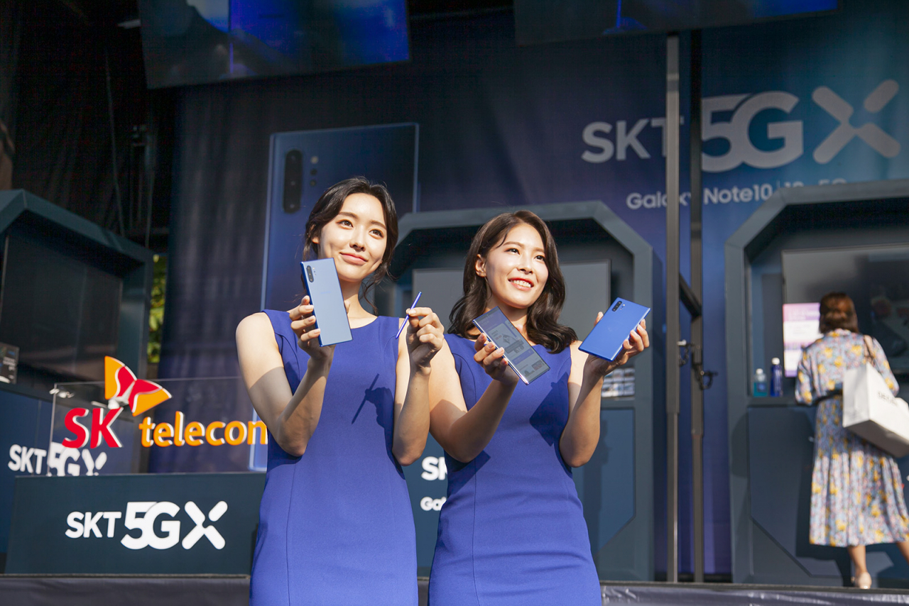 20일 서울 올림픽공원에서 열린 SK텔레콤 '5GX-갤럭시 노트10 개통행사’에서 SK텔레콤 모델이 갤럭시노트10을 선보이고 있다. [SK텔레콤 제공]