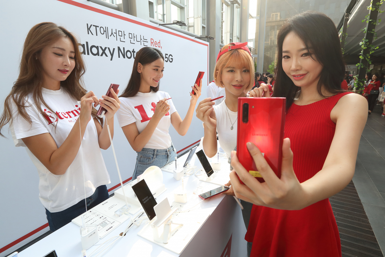 지난 19일 노보텔 앰배서더 서울 동대문에서 열린 KT의 갤노트10 5G 개통 파티에서 모델이 갤노트10을 선보이고 있다. [KT 제공]