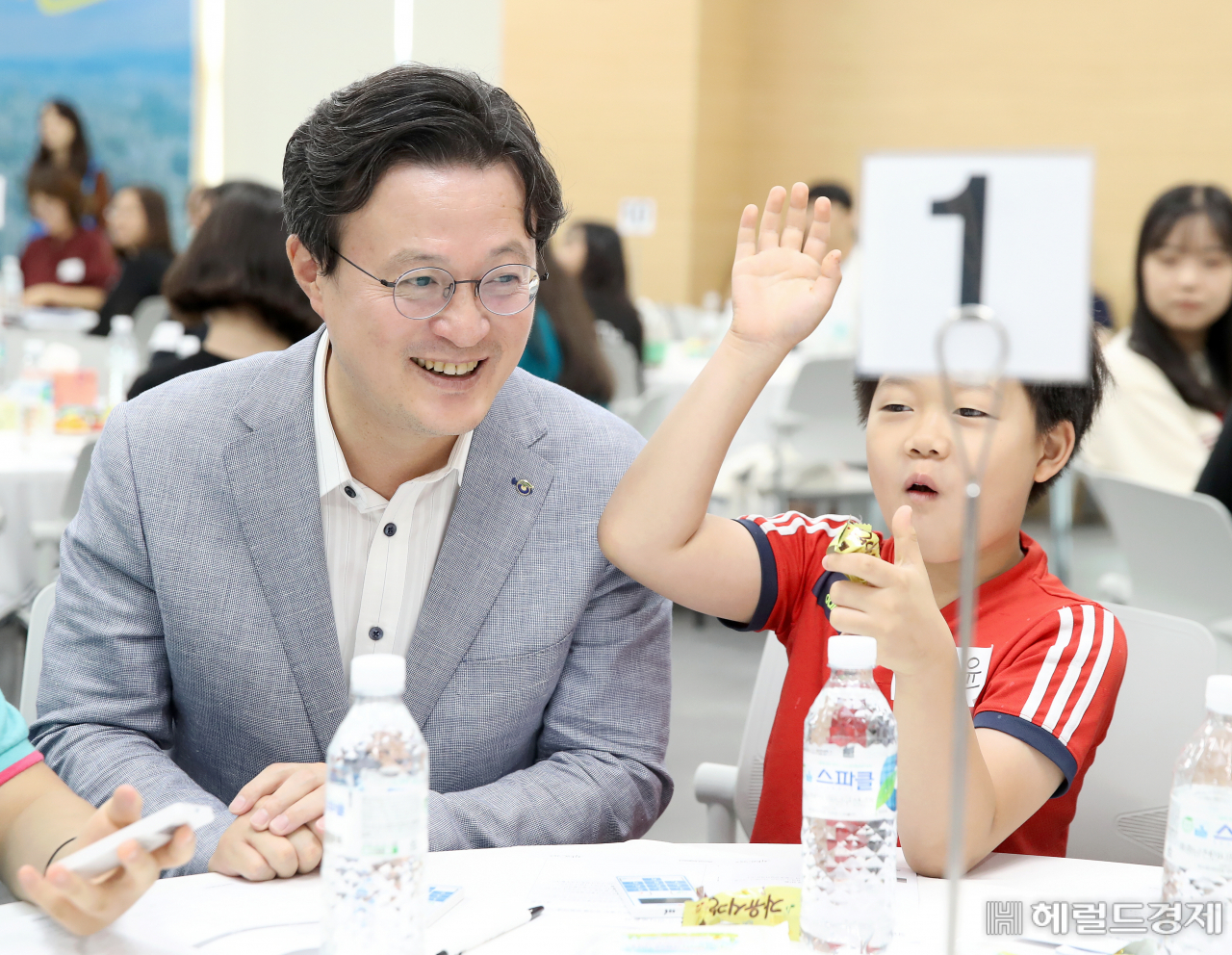 아동친화도시 시민참여 원탁토론회에서 한 학생이 질문이 있다며 손을 들고 있다. 옆에는 채현일 영등포 구청장. [영등포구]