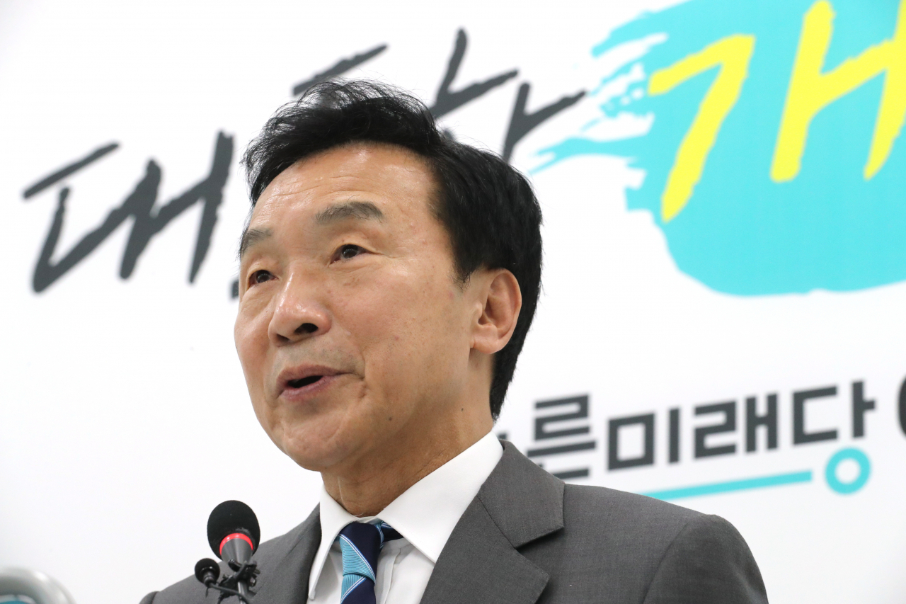 손학규 바른미래당 대표가 20일 오전 국회에서 기자회견을 열고 당의 진로와 내년 총선 승리 전략 등을 담은 이른바 '손학규 선언'을 발표하고 있다. [연합]