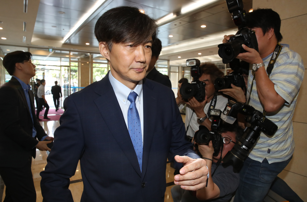 조국 법무부 장관 후보자가 20일 오전 인사청문회 준비 사무실이 마련된 서울 종로구 한 건물에서 취재진의 질문에 답한 뒤 사무실로 향하고 있다. [연합]
