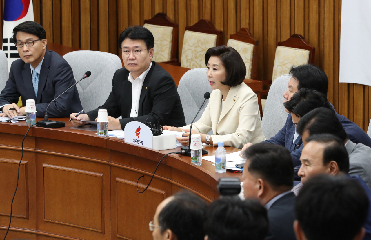 한국당 ‘조국 딸’의혹 십자포화 “조로남불…현실판 스카이캐슬”