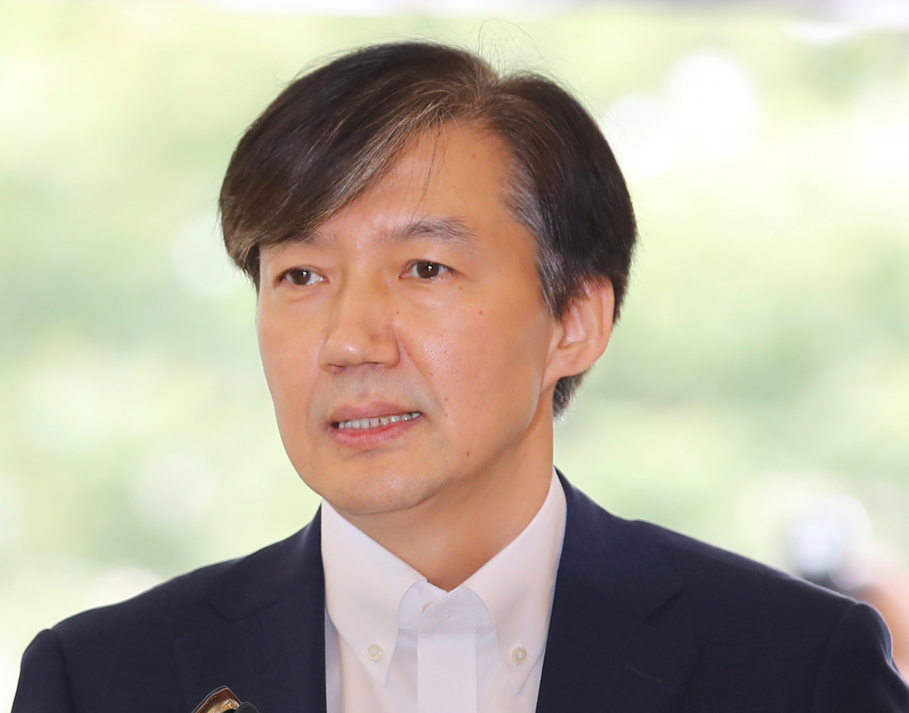 조국 법무부 장관 후보자가 지난 19일 오전 인사청문회 준비 사무실이 마련된 서울 종로구 건물로 출근하며 취재진의 질문에 답하고 있다. [연합]