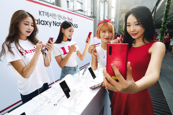 지난 19일 노보텔 앰배서더 서울 동대문에서 열린 KT의 갤노트10 5G 개통 파티에서 모델이 갤노트10을 선보이고 있다. [KT 제공]