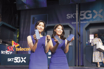20일 서울 올림픽공원에서 열린 SK텔레콤 5GX-갤럭시 노트10 개통행사’에서 SK텔레콤 모델이 갤럭시노트10을 선보이고 있다. [SK텔레콤 제공]