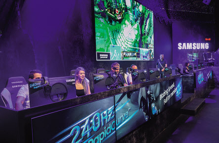 20일 독일 쾰른에서 개막한 ‘게임스컴 2019’ 삼성 토너먼트 게임 존에서 게이머들이 240Hz 고주사율의 ‘CRG5’ 27형을 체험하고 있다. [삼성전자 제공]