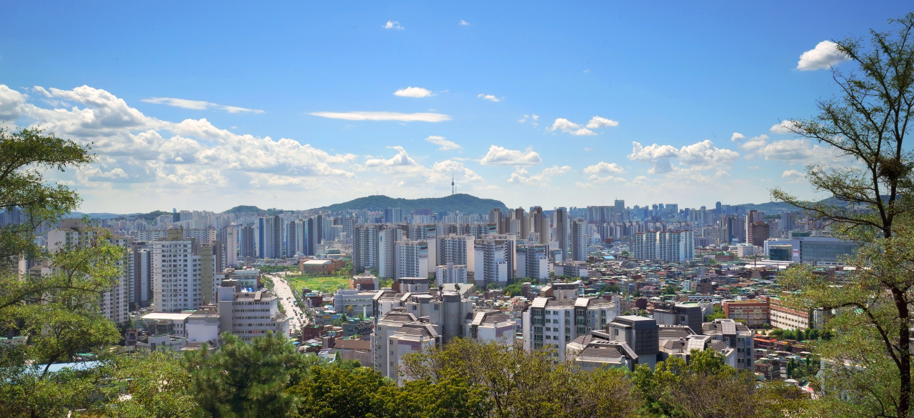 배봉산 정상에서 바라본 동대문구 전경. [동대문구 제공]
