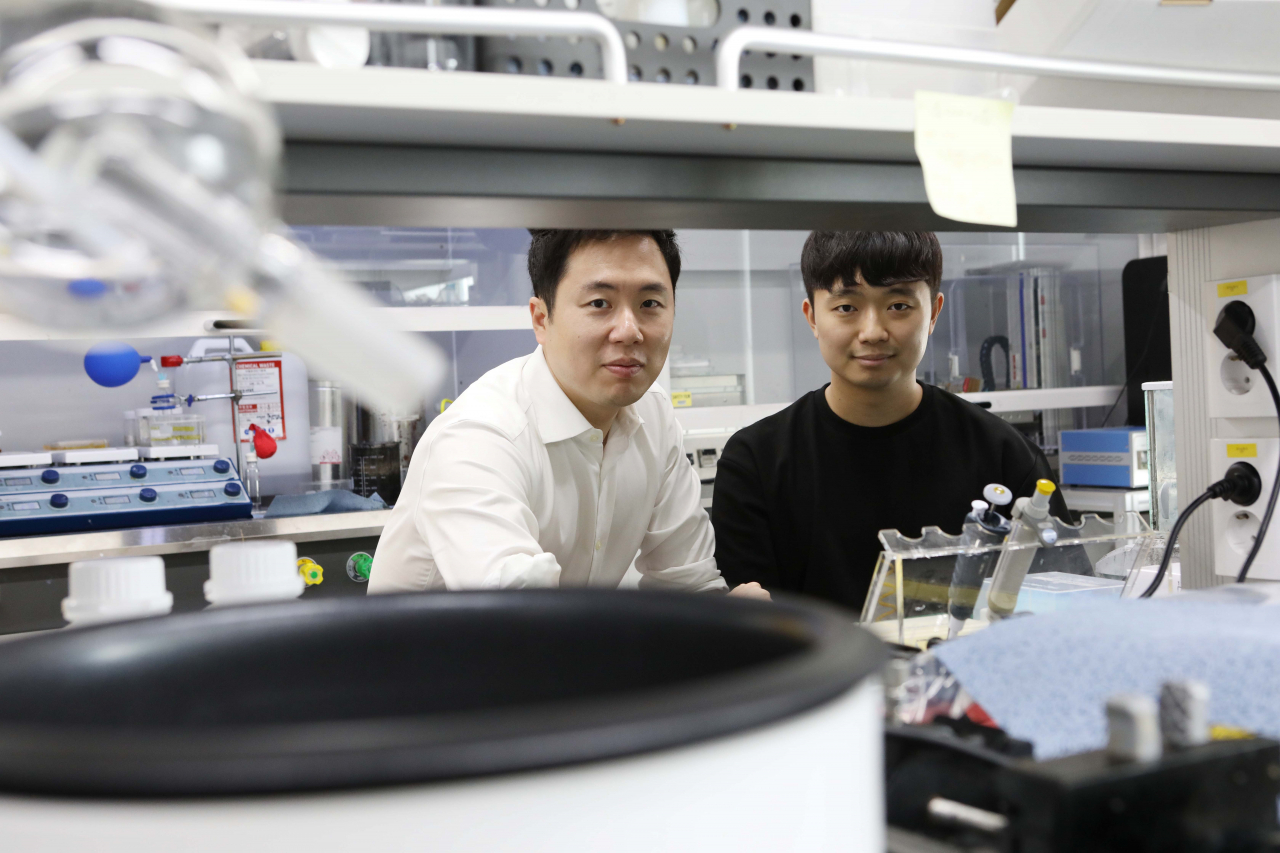 KAIST 신소재공학과 스티브박(왼쪽) 교수와 오원석 학생.[KAIST 제공]