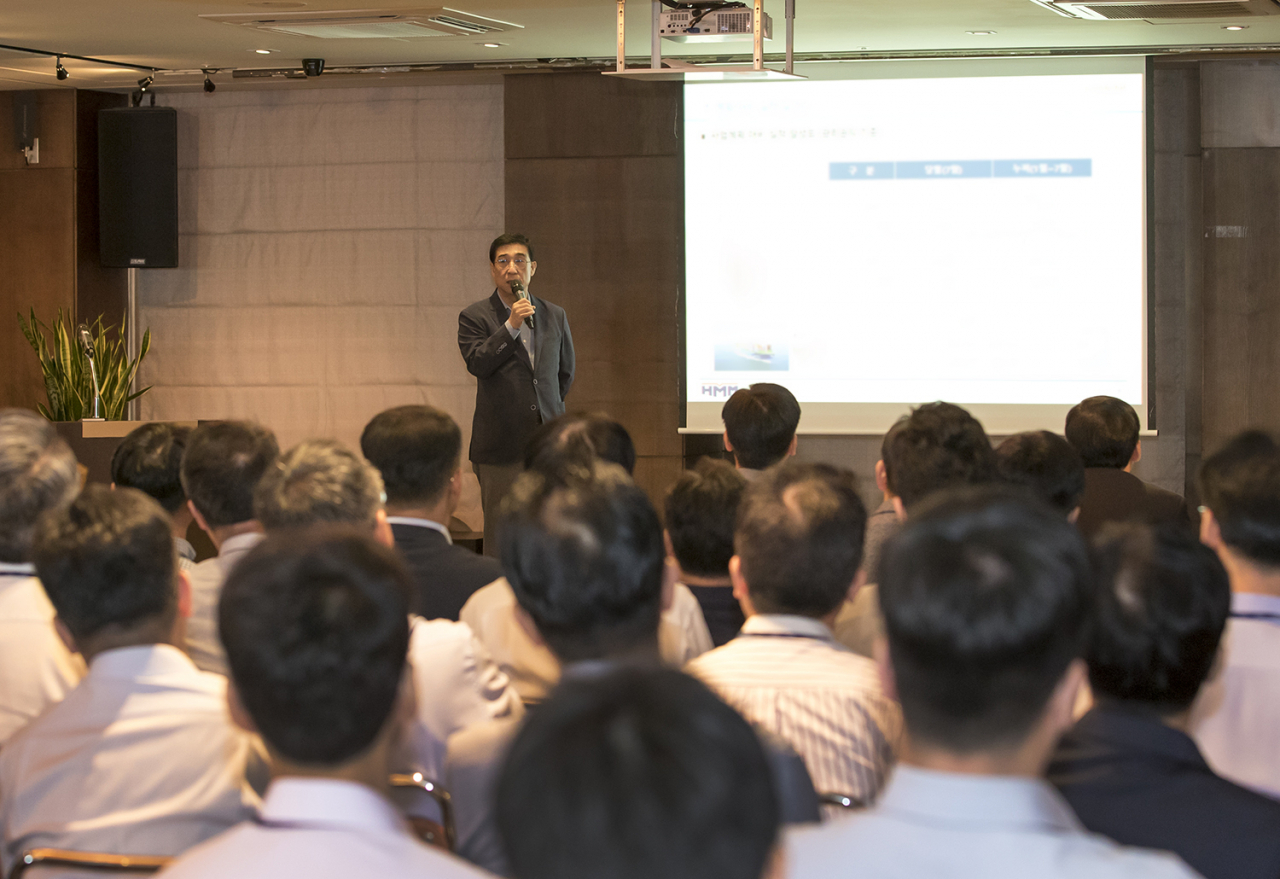 20일 현대상선 사옥에서 개최된 CEO 월례조회에서 배재훈 현대상선 사장이 정시성 등 서비스 품질 개선에 총력을 기울이자고 당부하고 있다. [현대상선 제공]
