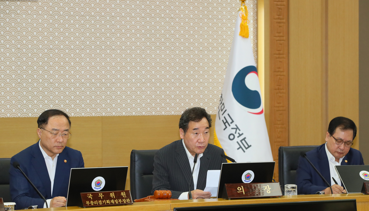 이낙연 국무총리가 20일 세종시 정부세종청사에서 열린 국무회의에서 모두발언하고 있다. ［연합］
