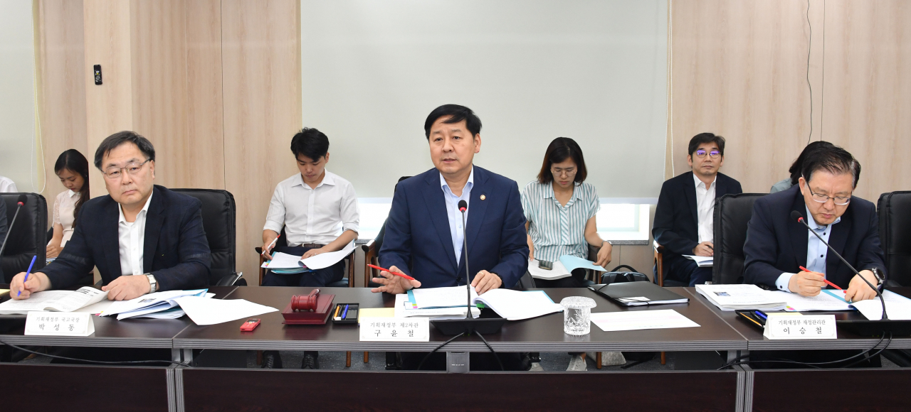 구윤철 (앞줄 가운데) 기획재정부 2차관이 20일 나라키움 여의도 빌딩에서 '제20차 국유재산정책 심의위원회'를 주재, 모두발언을 하고 있다.