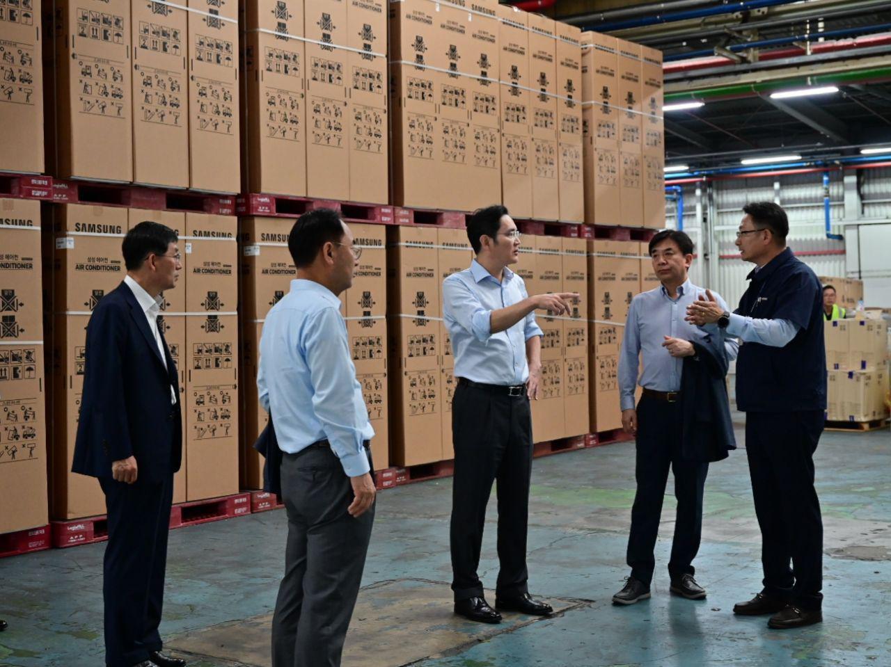 Samsung heir apparent Lee Jae-yong (third from left) takes a look at the shipment section for air conditioners at Samsung’s manufacturing facility in Gwangju on Tuesday. (Samsung Electronics)